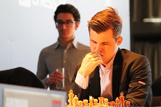 Magnus Carlsen, im Hintergrund Fabiano Caruana